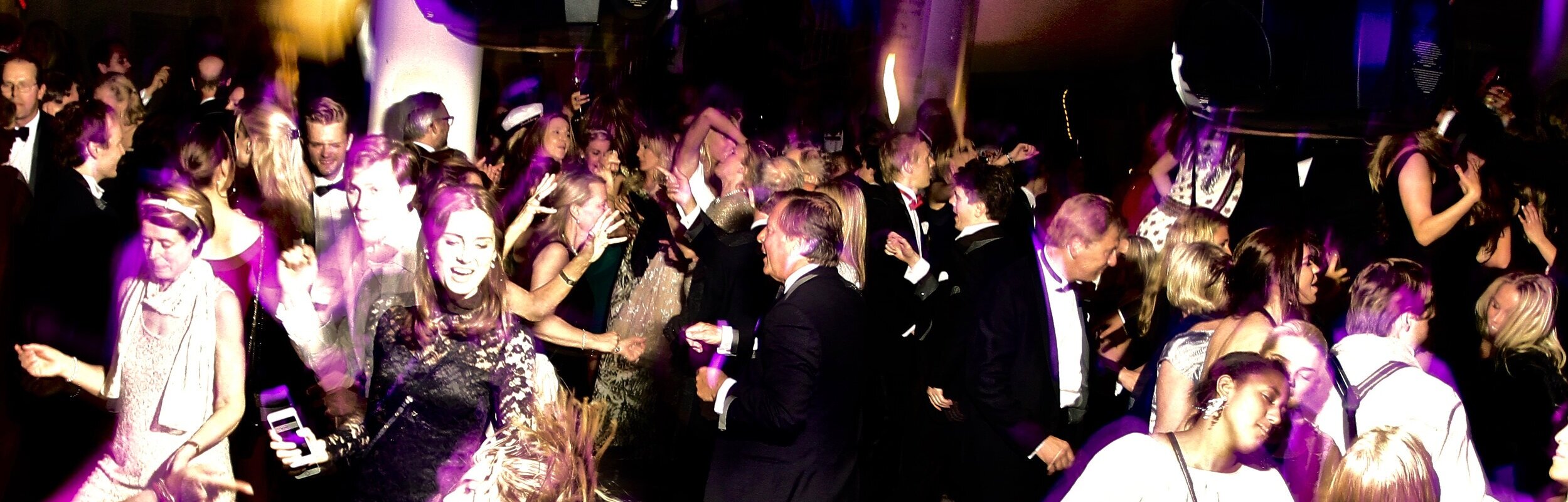 Gäster dansar på fullt dansgolv under event