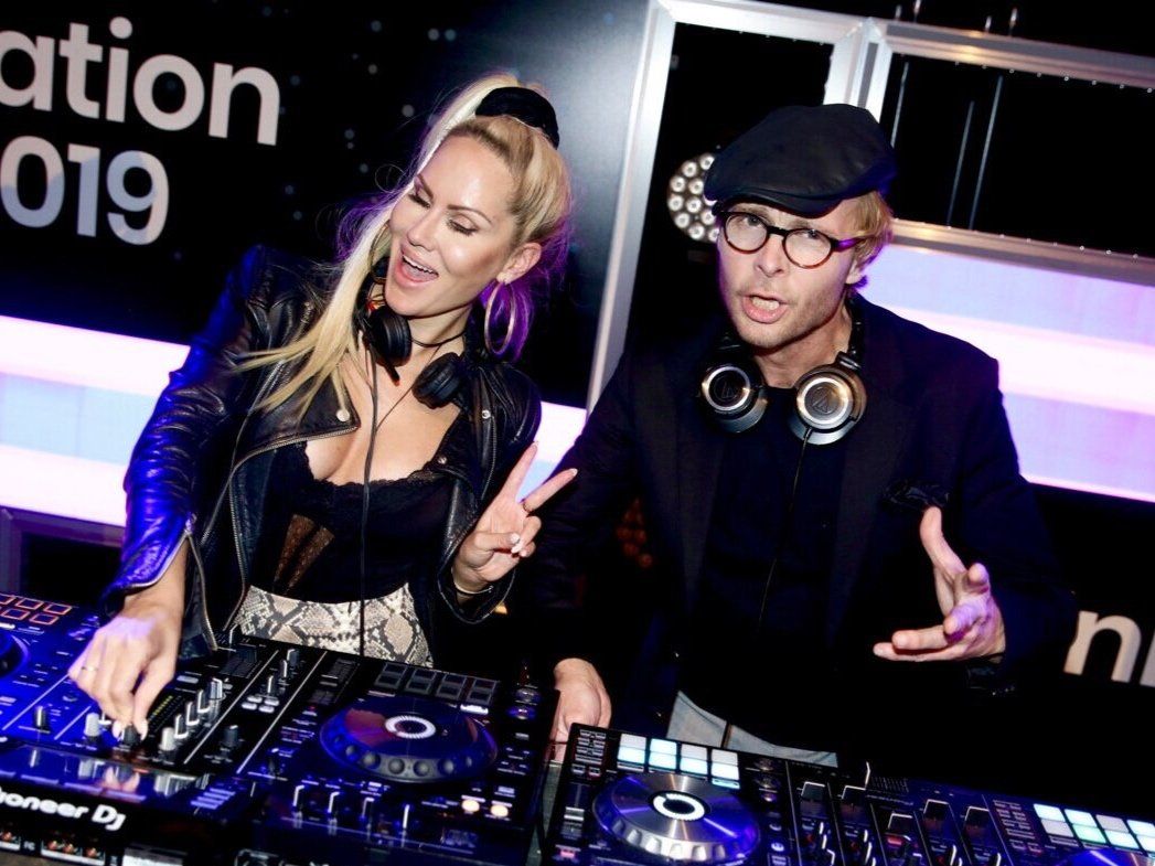 DJ-duo bakom mixerbordet på nattklubbsfest i Stockholm