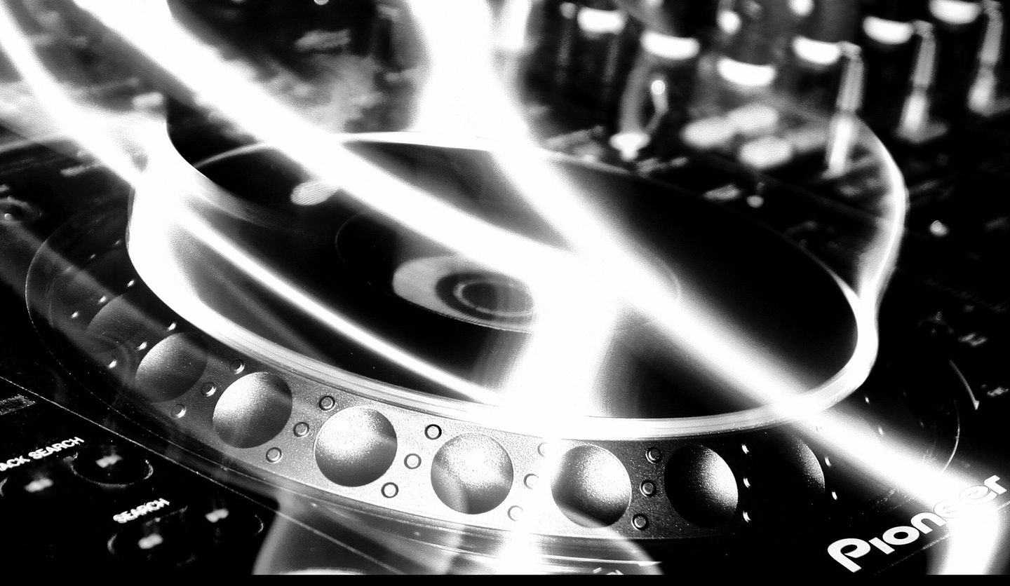 premium djs-hyra dj-stockholm-marken-vi-jobbar-med-banner-pioneer
