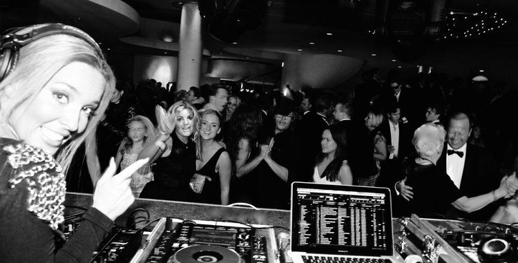 premium djs-hyra dj-stockholm-dj ellinor spelar på lundsbergs skolas årsavslunting