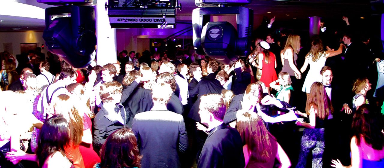 premium djs-hyra dj-stockholm-strobe och fullt dansgolv på selma spa