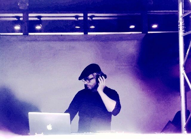 DJ på releasefest för Iphone