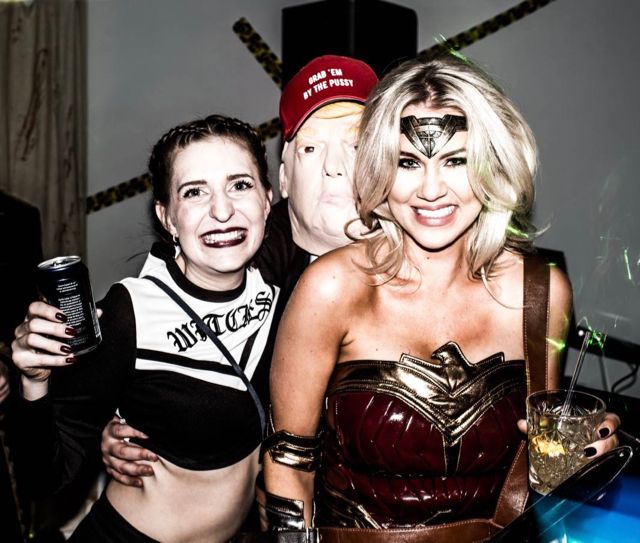 premium djs-hyra dj-stockholm-isabella löwengrip tillsammans med utklädda gäster på haloweenfest