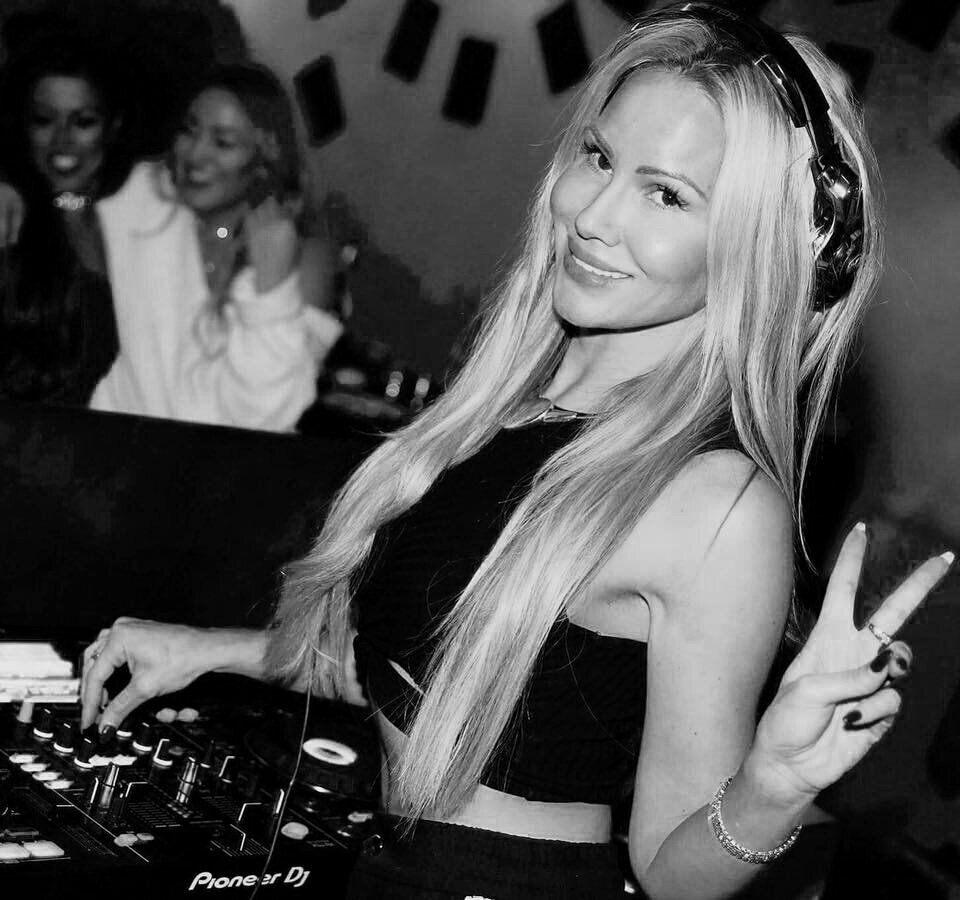premium djs-hyra dj-stockholm-dj jennifer spelar på fest
