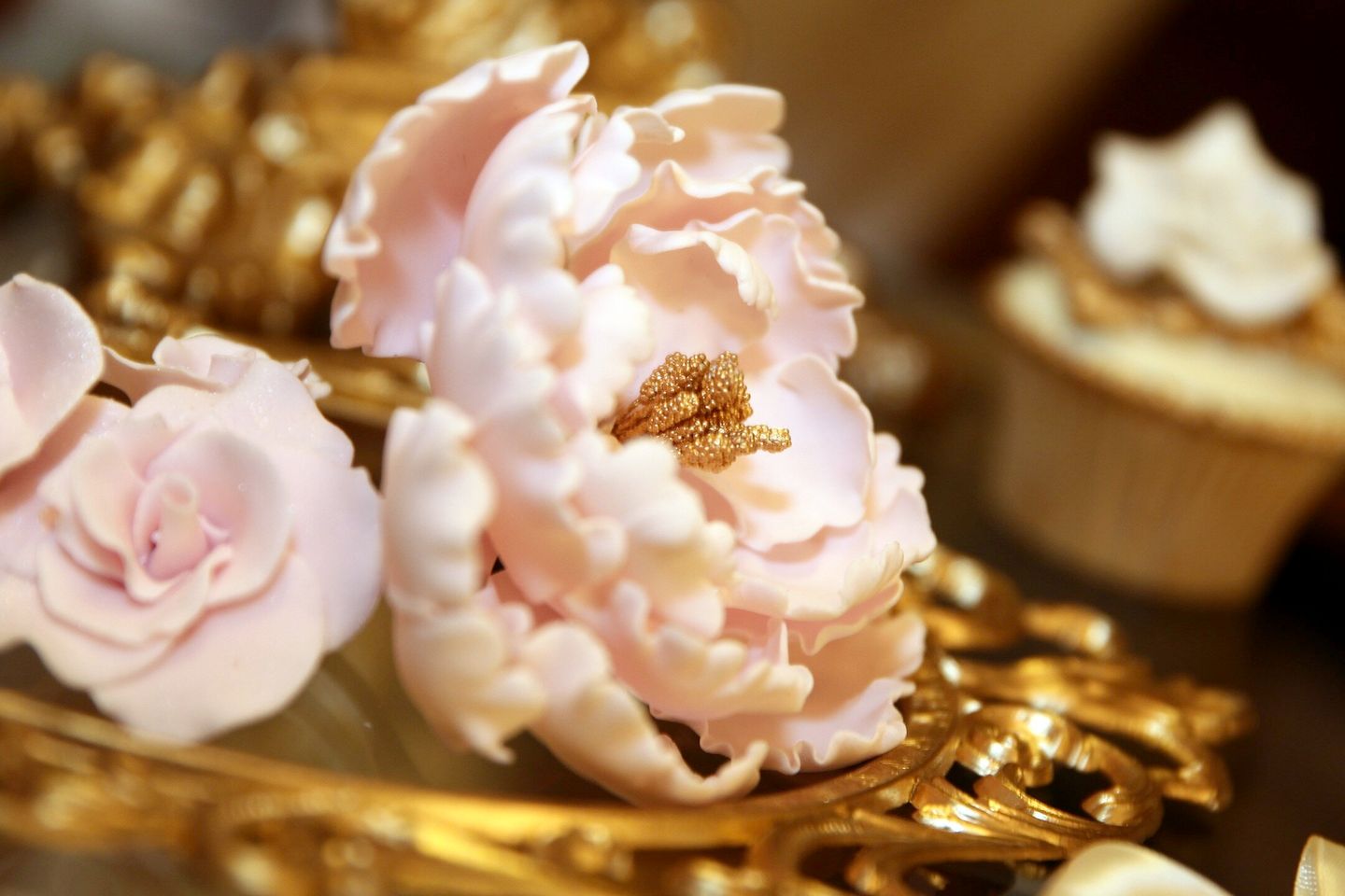 premium djs-hyra dj-stockholm-blommor och guld