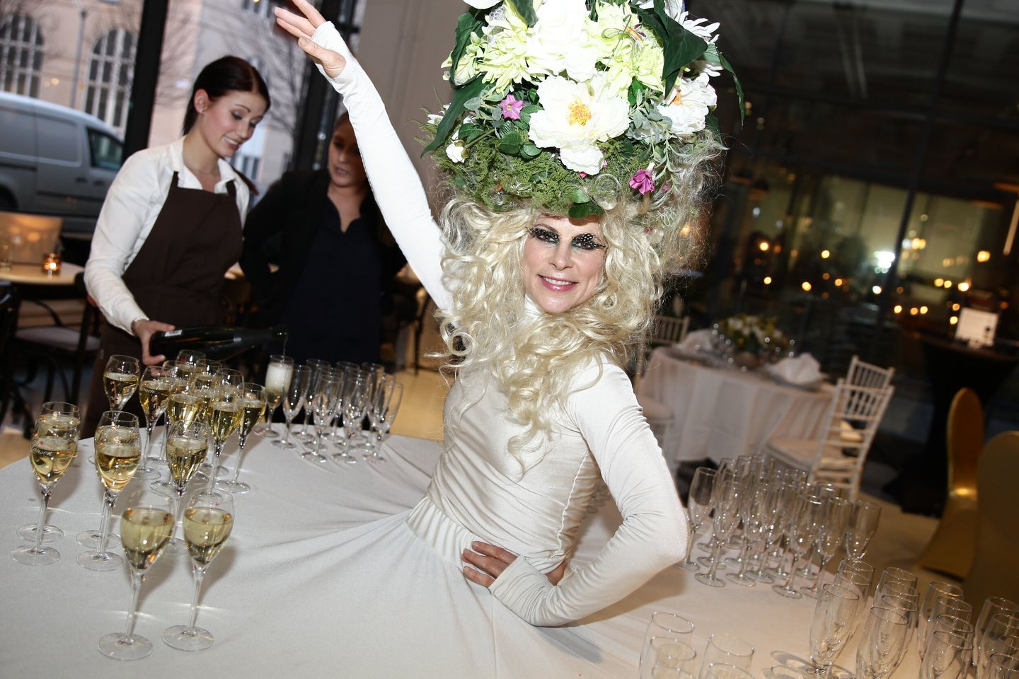 hyra-dj-brollop-kreativ servering av champagne