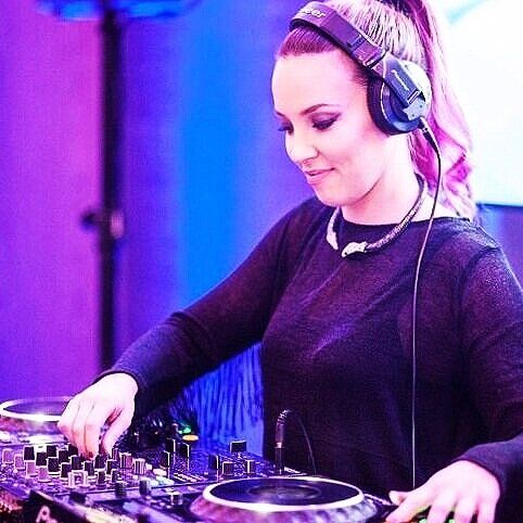 DJ arbetar vid mixerbordet under en fest