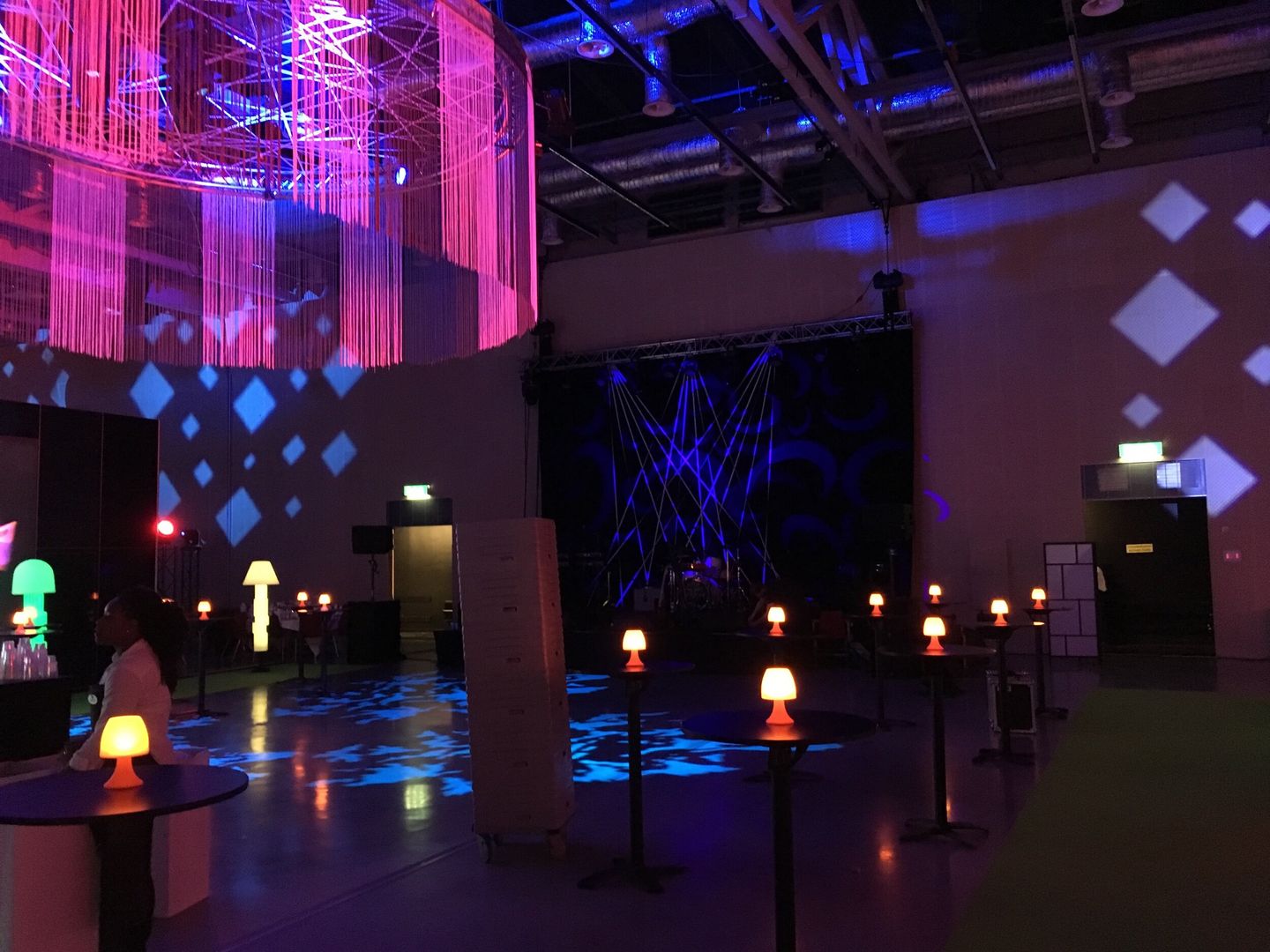 premium djs-hyra dj-stockholm-kreativ ljussättning av dansgolv på företagsevent