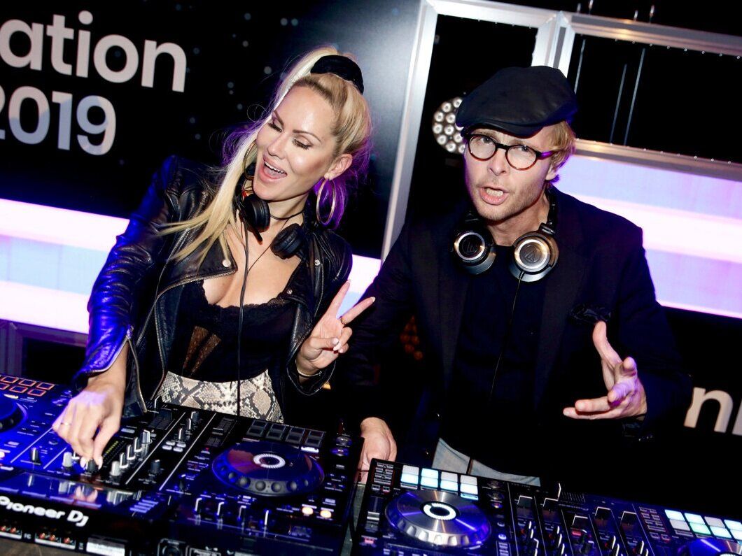 Professionella DJs bakom mixerbordet på en fest