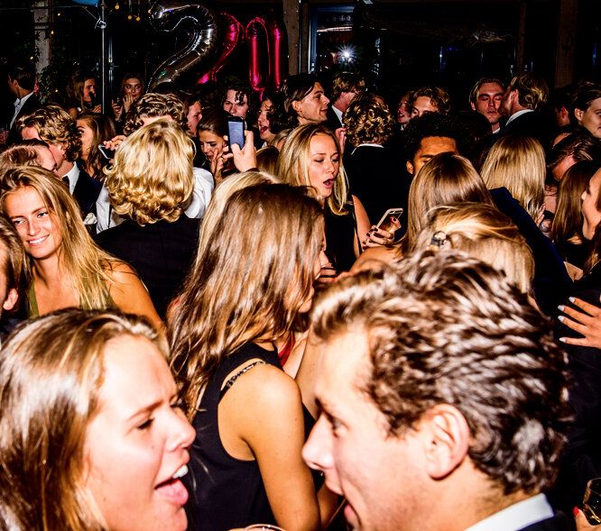 Fullt dansgolv med lyriska gäster