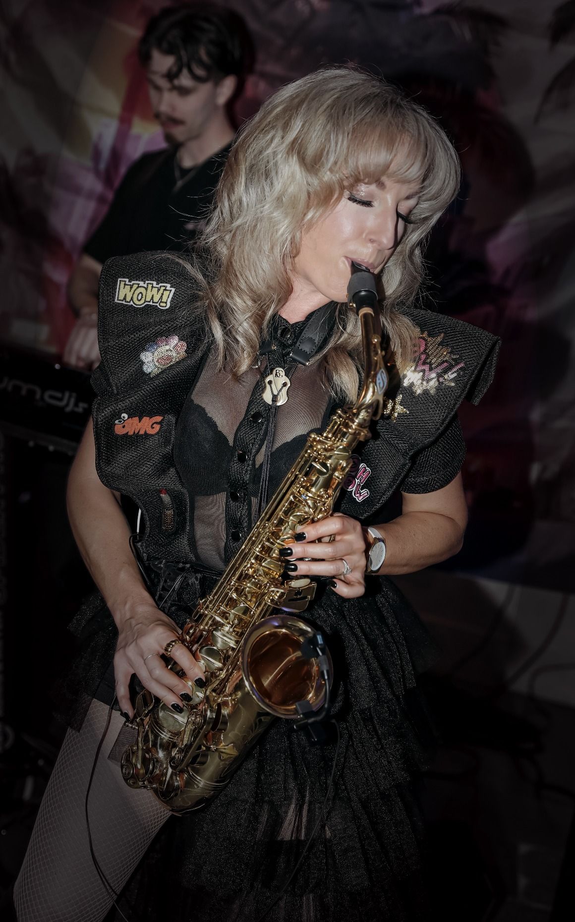 Saxofonist spelar live tillsammans med DJ under fest i Riddarhuset