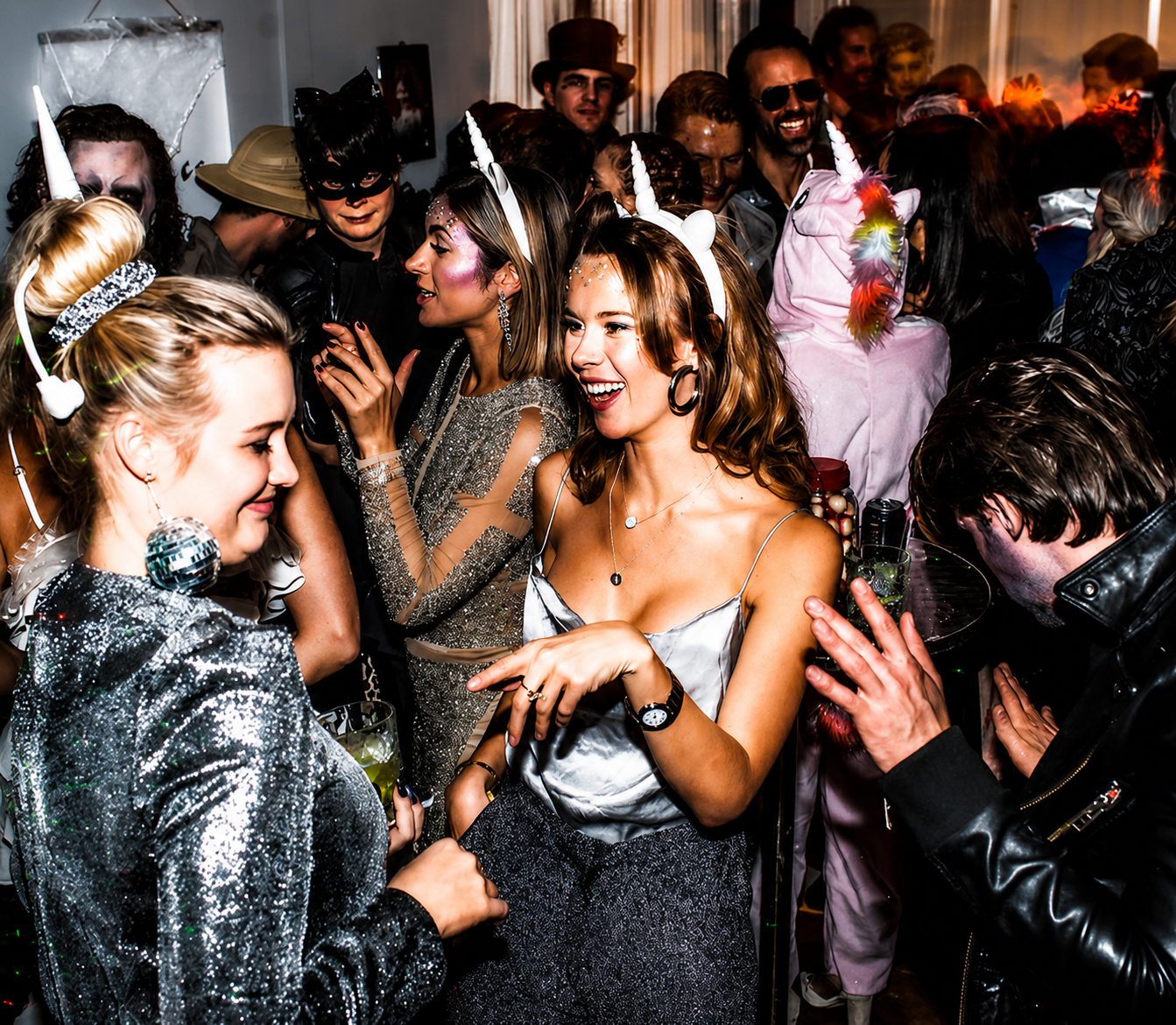 premium djs-hyra dj-stockholm-tjejer dansar på halloweenfest