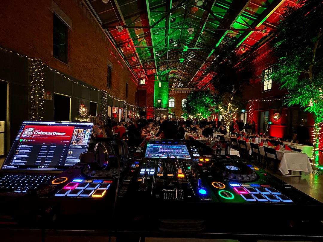 Dukad julmiddag med DJ-utrustning i en julbelyst eventlokal