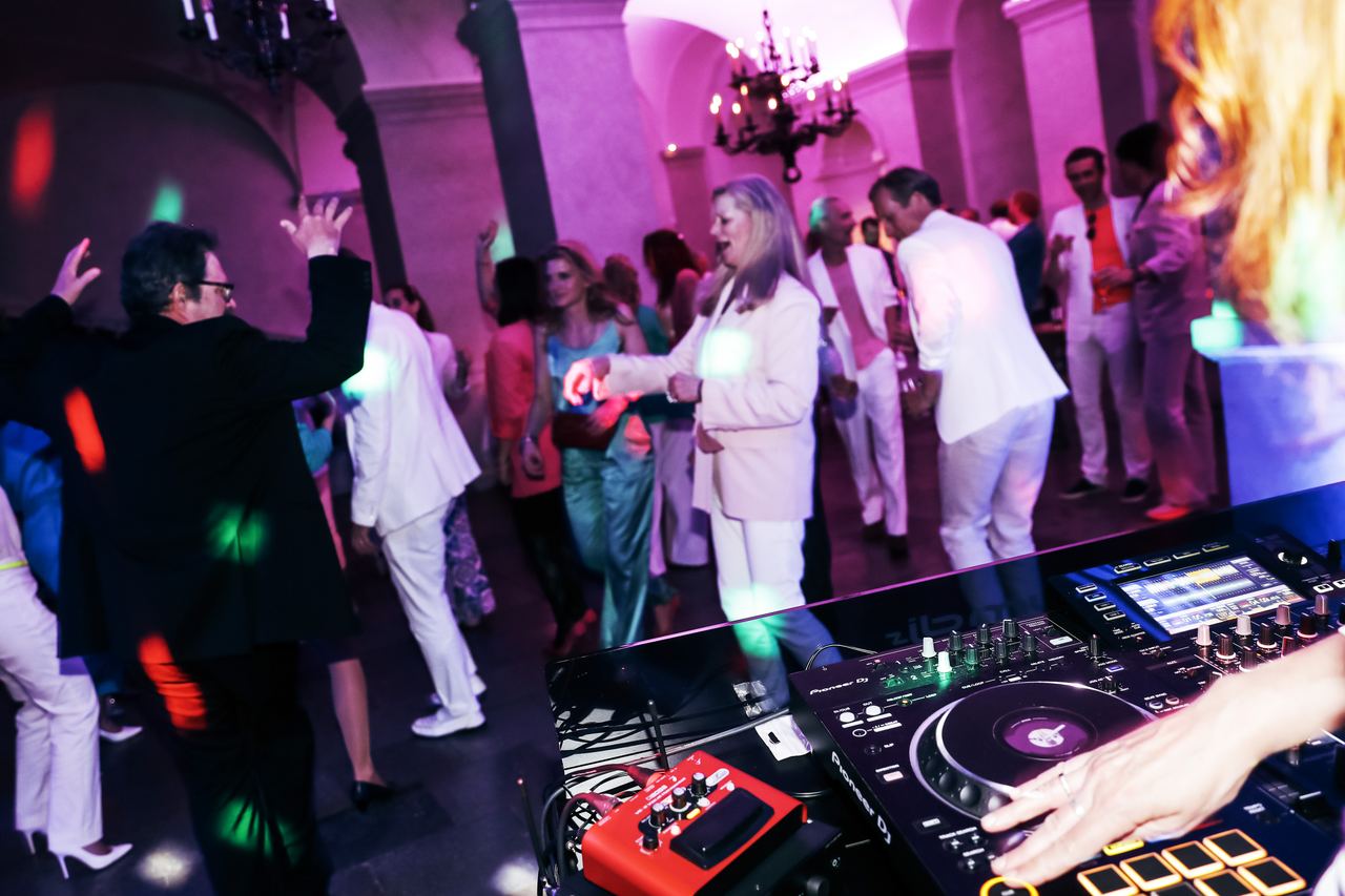 Dansgolv på företagsfest med DJ och rödviolett festbelysning